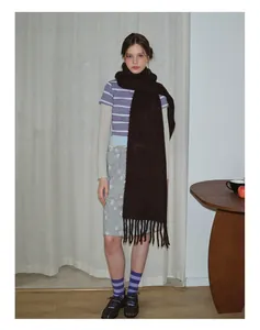 Ganzkörper-Lookbook einer Frau mit dunkelbraunem langen Wollschal mit Fransenverzierung
