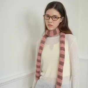 Sciarpa in maglia a righe rosa e marrone scuro su modella con maglione bianco