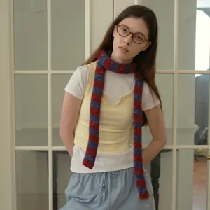 Sciarpa stretta in maglia a righe rosse e viola in misto lana morbida per donna