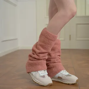 Scaldamuscoli rosa in velluto da donna stile Y2K con sneakers bianche vintage