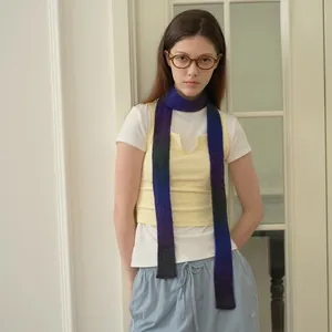 Schmaler Strickschal aus Wollmischung mit Farbverlauf von Lila zu Marineblau für den Winter