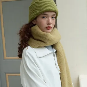 Winterset mit grasgrüner Strickmütze und ingwergelbem, gebürstetem Schal für Damen
