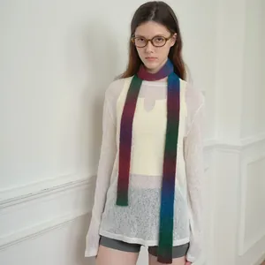 Schmaler Damen-Strickschal aus Wollmischung mit lebhaftem Farbverlauf in Regenbogenoptik