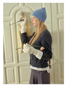 Ensemble d'hiver avec bonnet en laine, gants crème et cardigan gris pour un style doux