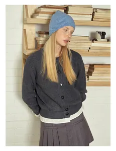 Détail d'un cardigan en laine mélangée gris doux avec boutons classiques style vintage