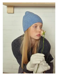 Gros plan du bonnet en maille bleu ciel montrant la texture douce du mélange de laine