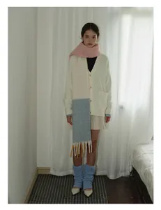 Écharpe d'hiver à carreaux avec franges stylisée avec cardigan et jupe plissée