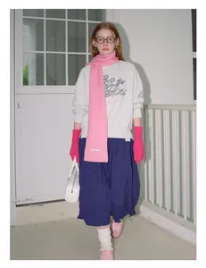 Chique winteroutfit met roze wollen mix gebreide sjaal en bijpassende handschoenen en grijze hoodie