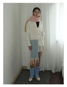 Tenue d'hiver avec écharpe à carreaux en laine mélangée bleu et rose à franges