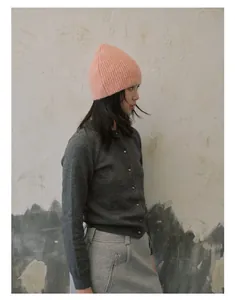 Détail d'un bonnet en laine mélangée douce porté avec un cardigan gris décontracté