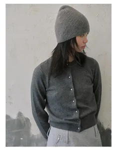 Texture détaillée du bonnet en laine mélangée gris foncé avec finition côtelée