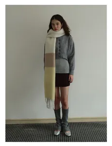 Vue détaillée d'une écharpe d'hiver épaisse à blocs beige jaune et beige en mélange de laine