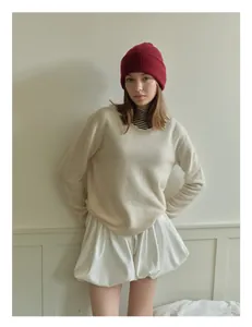 Detalle del gorro de punto de 100% lana de oveja con un atuendo de invierno minimalista