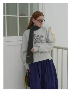 Detailaufnahme des anthrazitgrauen Wollmischschals kombiniert mit einem grauen Sweatshirt