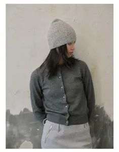 Détail d'un bonnet en maille de laine mélangée grise porté avec un cardigan assorti