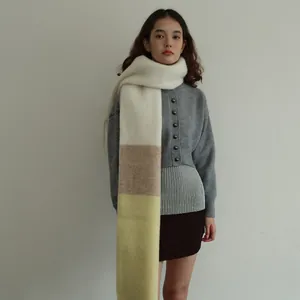 Écharpe épaisse en laine mélangée à franges avec blocs de couleurs beige et blanc
