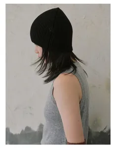 Gros plan d'un bonnet en laine mélangée noire montrant la texture et le profil du modèle