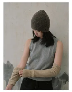 Détails du gilet en laine grise avec bonnet en maille marron et chauffe-bras boutonnés