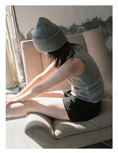 Detalle de la textura del gorro de lana gris con un atuendo informal bajo la luz solar