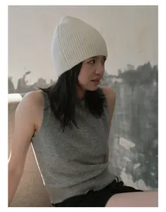 Texture détaillée d'un bonnet en maille de laine douce pour un style automnal épuré