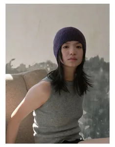 Détail du bonnet en maille côtelée violette montrant la texture douce en laine mixte