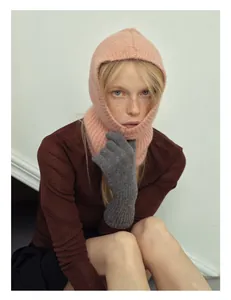 Vista dettagliata di un passamontagna rosa in misto lana alpaca su una modella donna