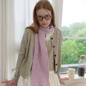 Schicker Schal aus Alpakawolle-Mix mit Strickjacke und Top in weicher Innenaufnahme