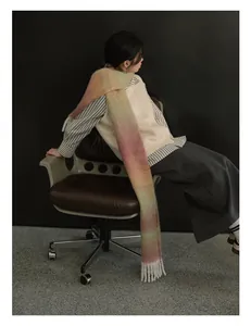 Dettaglio della sciarpa in mohair sfumato arcobaleno con frange bianche sulla modella