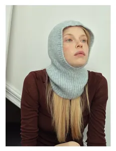 Dettaglio del passamontagna in misto lana alpaca azzurro con morbida trama a maglia
