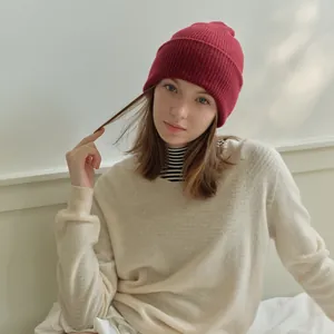 Gorro de punto de pura lana para mujer en rojo oscuro, gorro térmico de doble capa