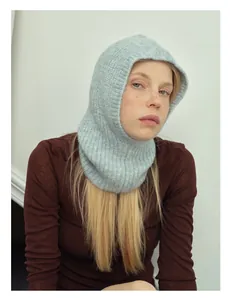 Dettaglio del passamontagna celeste in misto lana alpaca con maglia a coste morbida