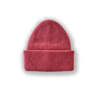 Gorro de punto rosa oscuro 100% lana de oveja con textura acanalada y diseño de doble capa