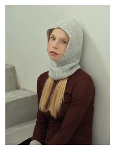 Dettaglio del passamontagna in maglia grigio chiaro in misto lana di alpaca pregiata