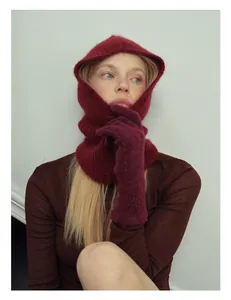 Dettaglio del passamontagna in misto lana alpaca rosso scuro e guanti lunghi in maglia