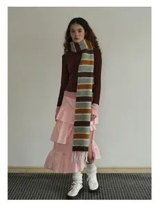 Détail d'une écharpe rayée en laine mélangée avec franges sur une tenue vintage
