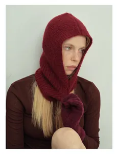 Dettaglio del passamontagna bordeaux in lana di alpaca e guanti coordinati in maglia