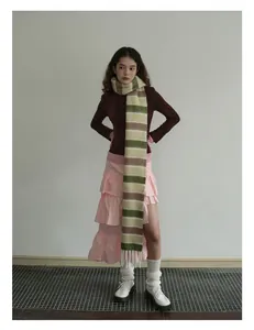 Détails d'écharpe en maille rayée vert et beige avec finitions à franges douces