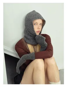 Dettaglio del passamontagna in maglia di lana alpaca grigia e guanti lunghi coordinati
