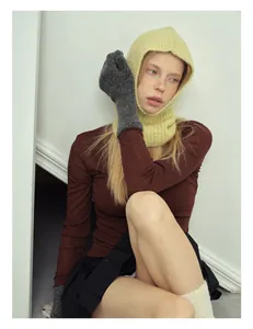 Vista dettagliata di un morbido passamontagna in lana di alpaca su una modella in interno