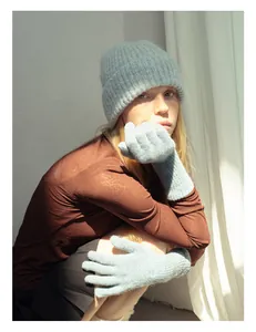 Dettaglio del berretto in lana mohair azzurro e guanti coordinati sulla modella