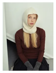 Dettaglio della trama della balaclava in misto lana alpaca avorio con maglia a coste