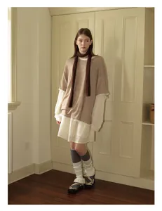 Vollansicht des langen braunen Damen-Strickschals aus Wolle im Vintage-Mori-Mädchen-Stil