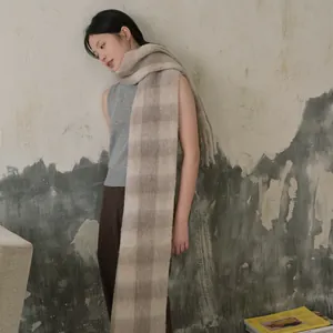 Klassieke oversized alpaca wolmix geruite sjaal met franjes in beige en lichtbruin