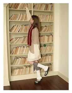Weicher roter Wollschal kombiniert mit Vintage-Preppy-Outfit in einer Bibliothek