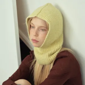 Passamontagna in misto lana alpaca giallo pallido per donna, moda invernale chic