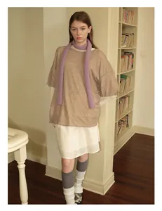 Detailansicht eines leichten hellvioletten Wollstrickschals mit weicher Textur