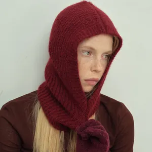Passamontagna in maglia di lana bordeaux da donna con morbida consistenza di alpaca