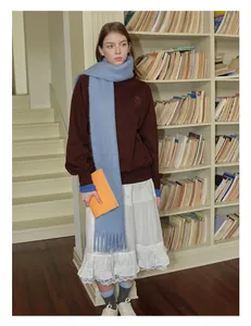 Dettaglio della trama della sciarpa in misto lana alpaca azzurra con frange
