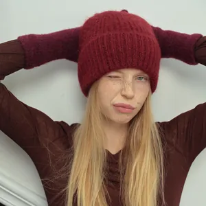 Set berretto in lana alpaca e scaldabraccia in maglia bordeaux da donna invernale