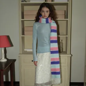 Écharpe colorée en laine mélangée à rayures et pompons avec haut en maille bleu clair